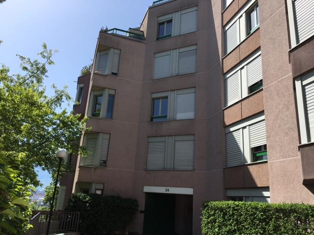 Appartement 2.5 pièces au rez-de-chaussée avec balcon.