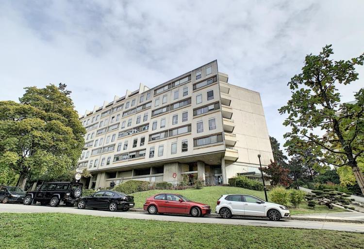 Grande arcade d'une superficie d'environ 300 m2 au rdc