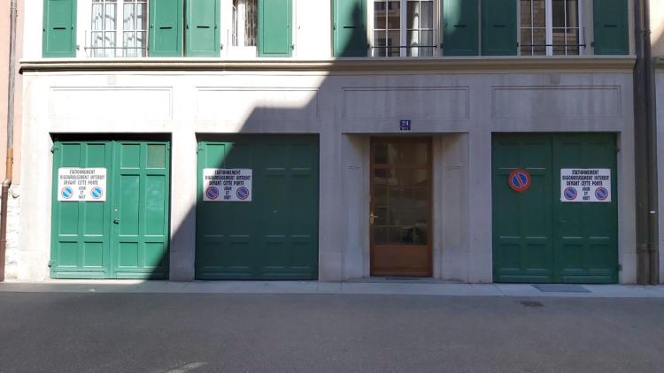 Local au sous-sol sans point d'eau ni prises électriques.