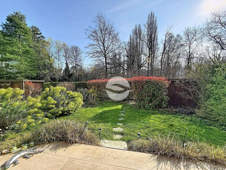 BEL APPARTEMENT DE 5 PIÈCES MEUBLE AVEC JARDIN