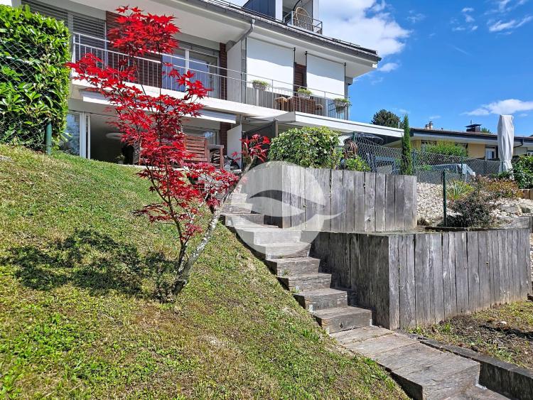 Villa jumelle avec jardin et superbe vue