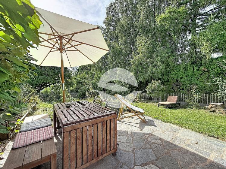 Jolie maisonnette avec jardin arboré