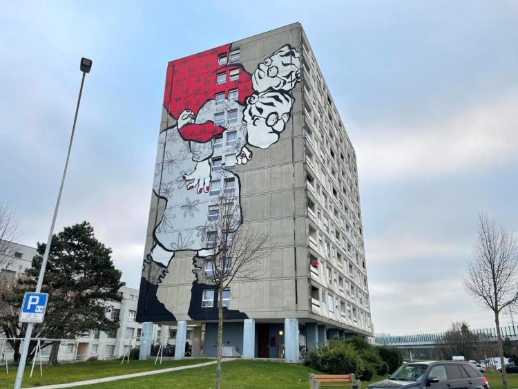 Appartement rénové avec balcon. Immeuble avec ascenseurs, proche de toutes commodités.