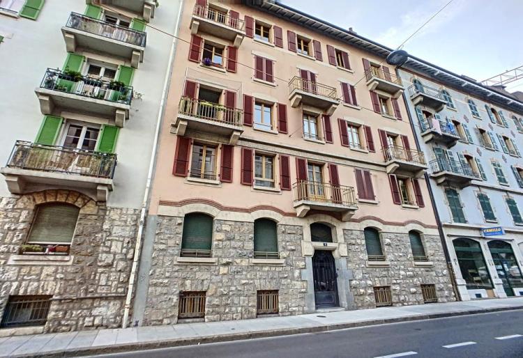 Bel appartement traversant de 3 pièces au 3ème étage.