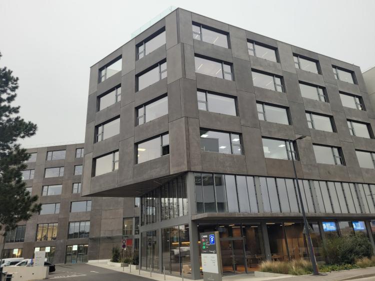 15 places de parking intérieures au 1er sous-sol et 3 au 2ème sous-sol