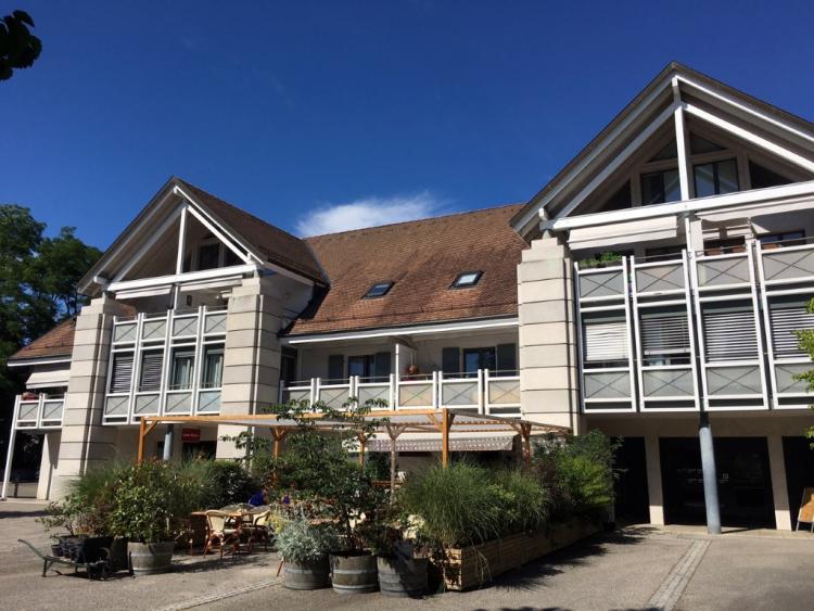 Situé au cour de la campagne de Jussy, ce charmant local commercial de 161 m² offre un cadre de travail paisible et chaleureux, idéal pour une activité professionnelle souhaitant bénéficier d'un environnement calme tout en restant accessible.   Le local s