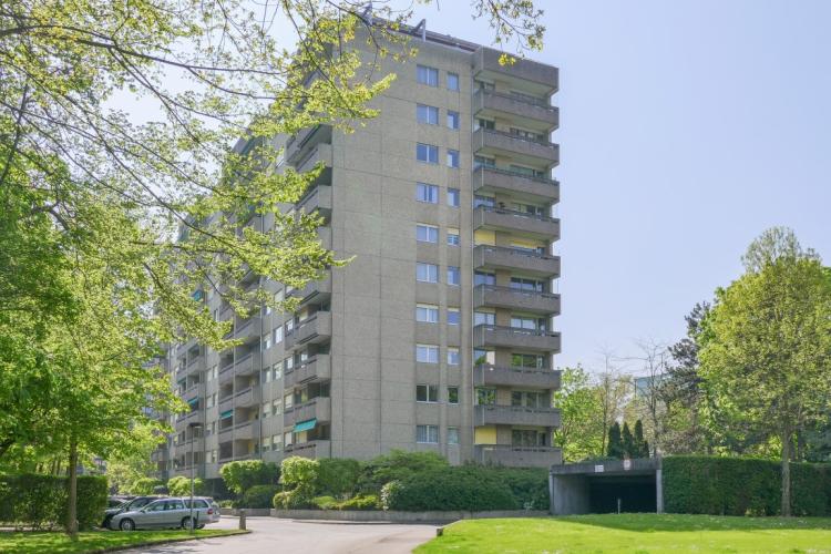 En plein coeur du quartier de Champel, le parking se situe dans un parking souterrain sécurisé.