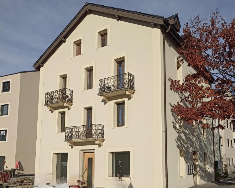 Joli studio meublé au 2ème étage avec petit balcon