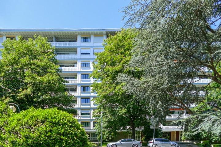 Charmant appartement de 4.5 pièces au 4ème étage avec un grand balcon.