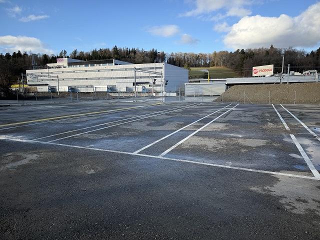 Place de parc extérieure pour camion poids lourd à louer à Givisiez.