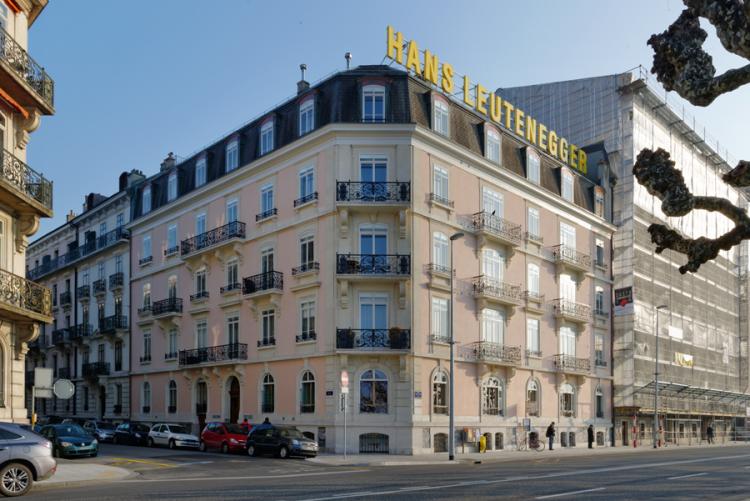 Bel appartement de 7 pièces au 3ème étage. 173 m2 environ.