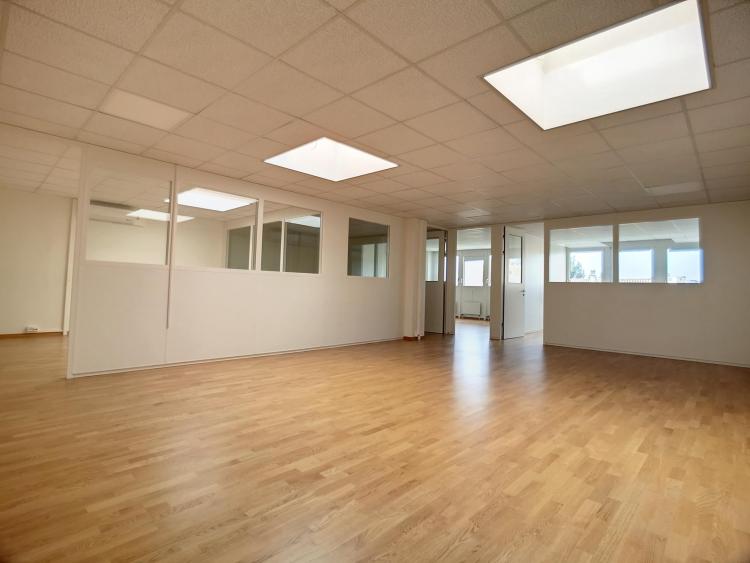 Surfaces commerciales/bureaux de 90 à 350 m2 à Lonay