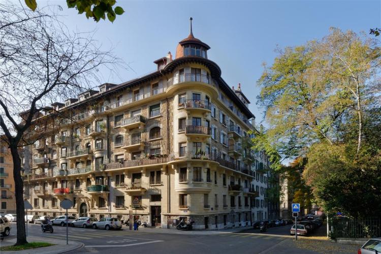 Dans un immeuble ancien avec cachet, proche des commerces, écoles, transports en communs.  Nous disposons d'un appartement de 2 pièces au 3ème étage, celui-ci se compose comme d'un hall, d'une cuisine agencée, d'une pièce à vivre avec balcon, alcôve et d'