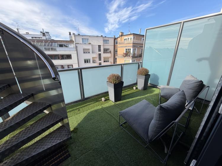 Magnifique appartement lumineux de 6.5 pièces au dernier étage avec une grande terrasse. 101 m2 environ
