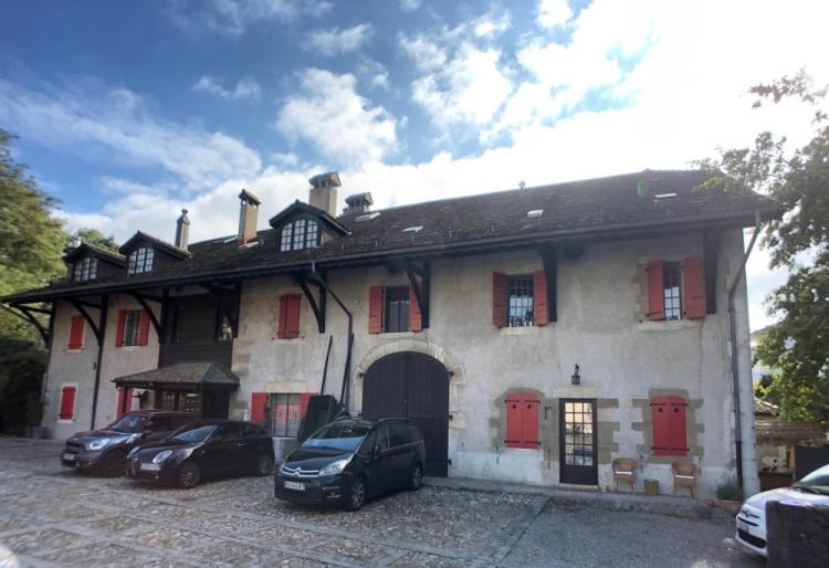 Qui se compose de : - Hall d'entrée - Cuisine agencée - d'une chambre - d'une salle de bain avec WC